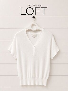 White ribbed V-neck sweater – LOFT Outlet (M)